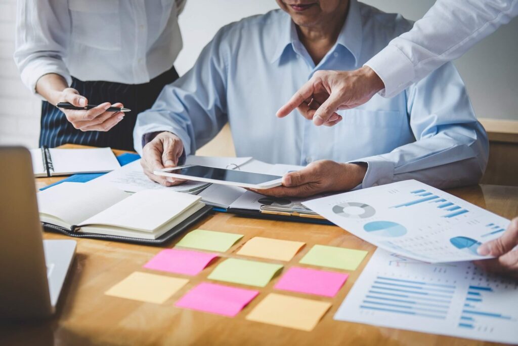 Persönliche Finanzberatung in Glückstadt: Drei Menschen im Beratungsgespräch über Finanzen und Vorsorge.