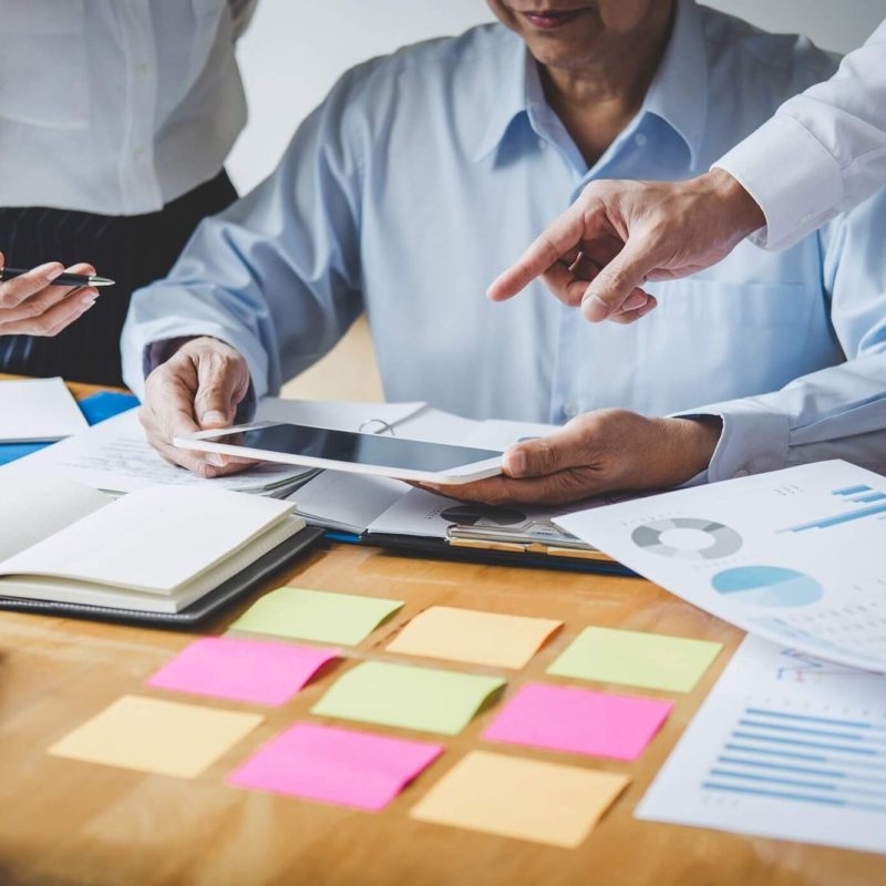 Persönliche Finanzberatung in Glückstadt: Drei Menschen im Beratungsgespräch über Finanzen und Vorsorge.